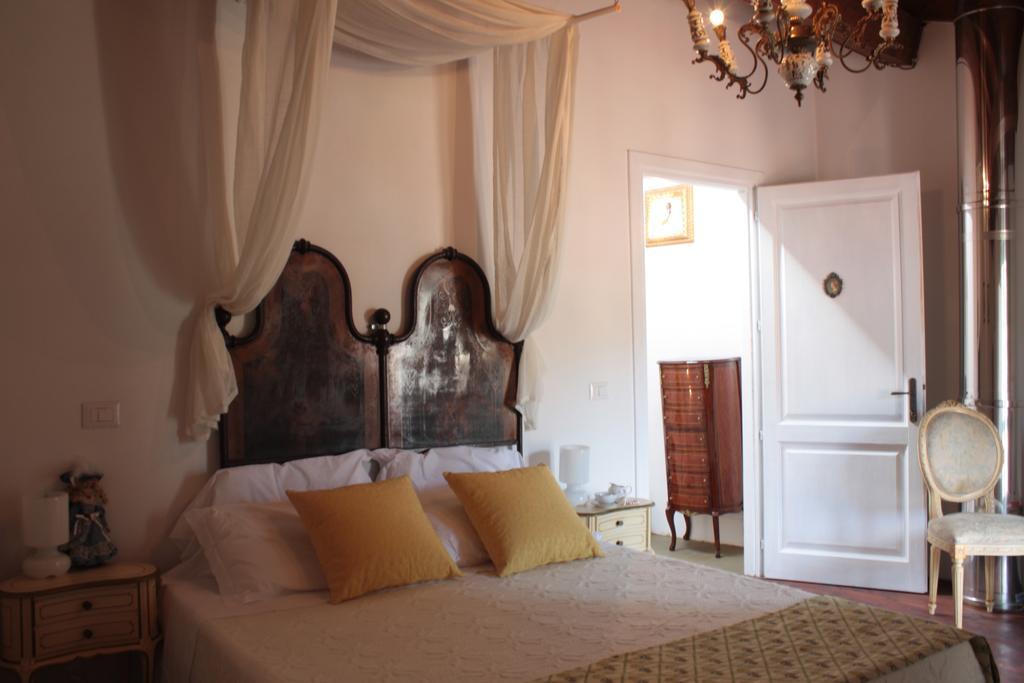 Il Lupo Rosso Bed & Breakfast Santu Lussurgiu Oda fotoğraf
