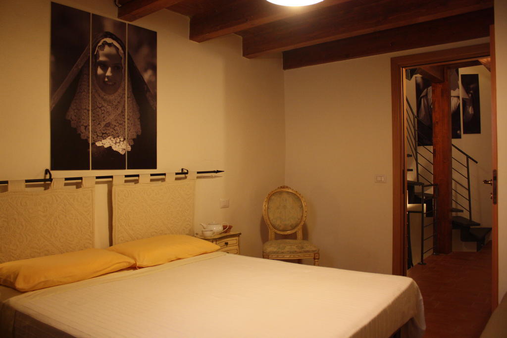 Il Lupo Rosso Bed & Breakfast Santu Lussurgiu Oda fotoğraf