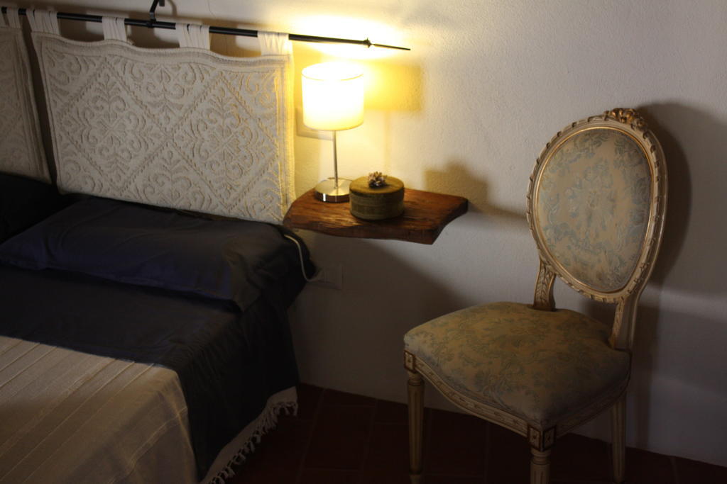 Il Lupo Rosso Bed & Breakfast Santu Lussurgiu Oda fotoğraf