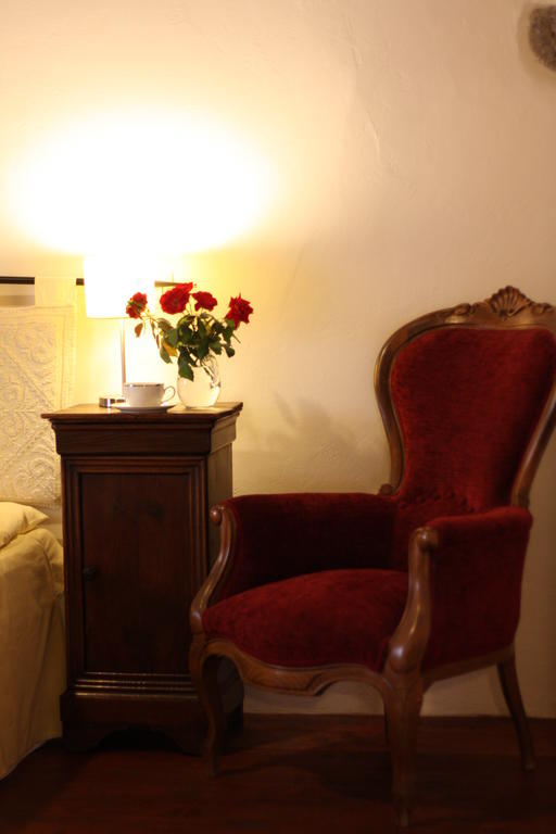 Il Lupo Rosso Bed & Breakfast Santu Lussurgiu Oda fotoğraf