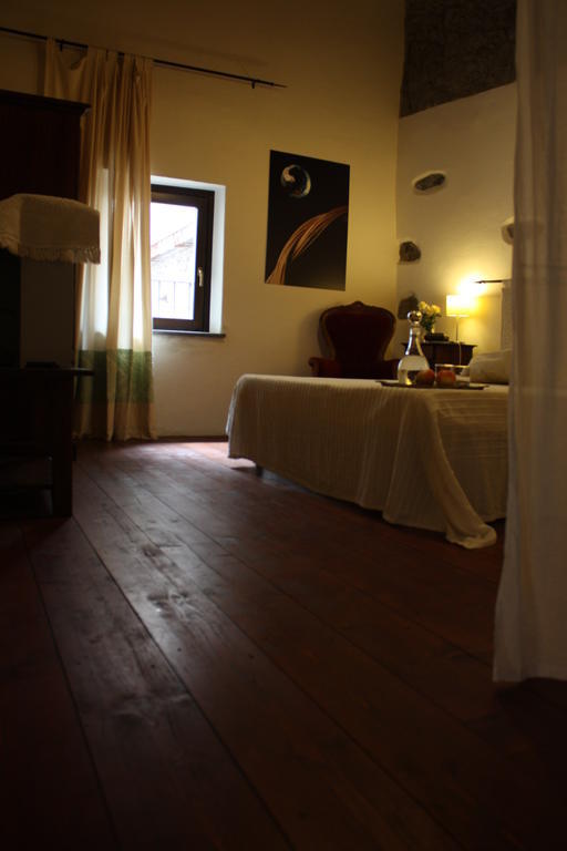 Il Lupo Rosso Bed & Breakfast Santu Lussurgiu Oda fotoğraf