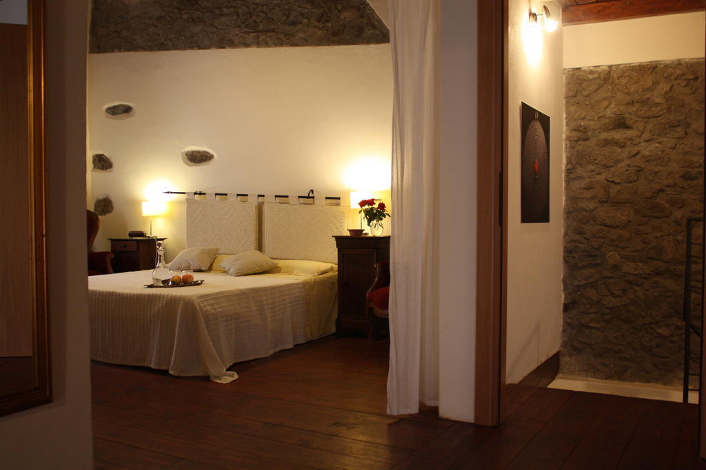 Il Lupo Rosso Bed & Breakfast Santu Lussurgiu Oda fotoğraf