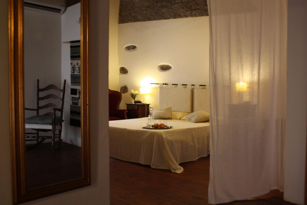 Il Lupo Rosso Bed & Breakfast Santu Lussurgiu Oda fotoğraf